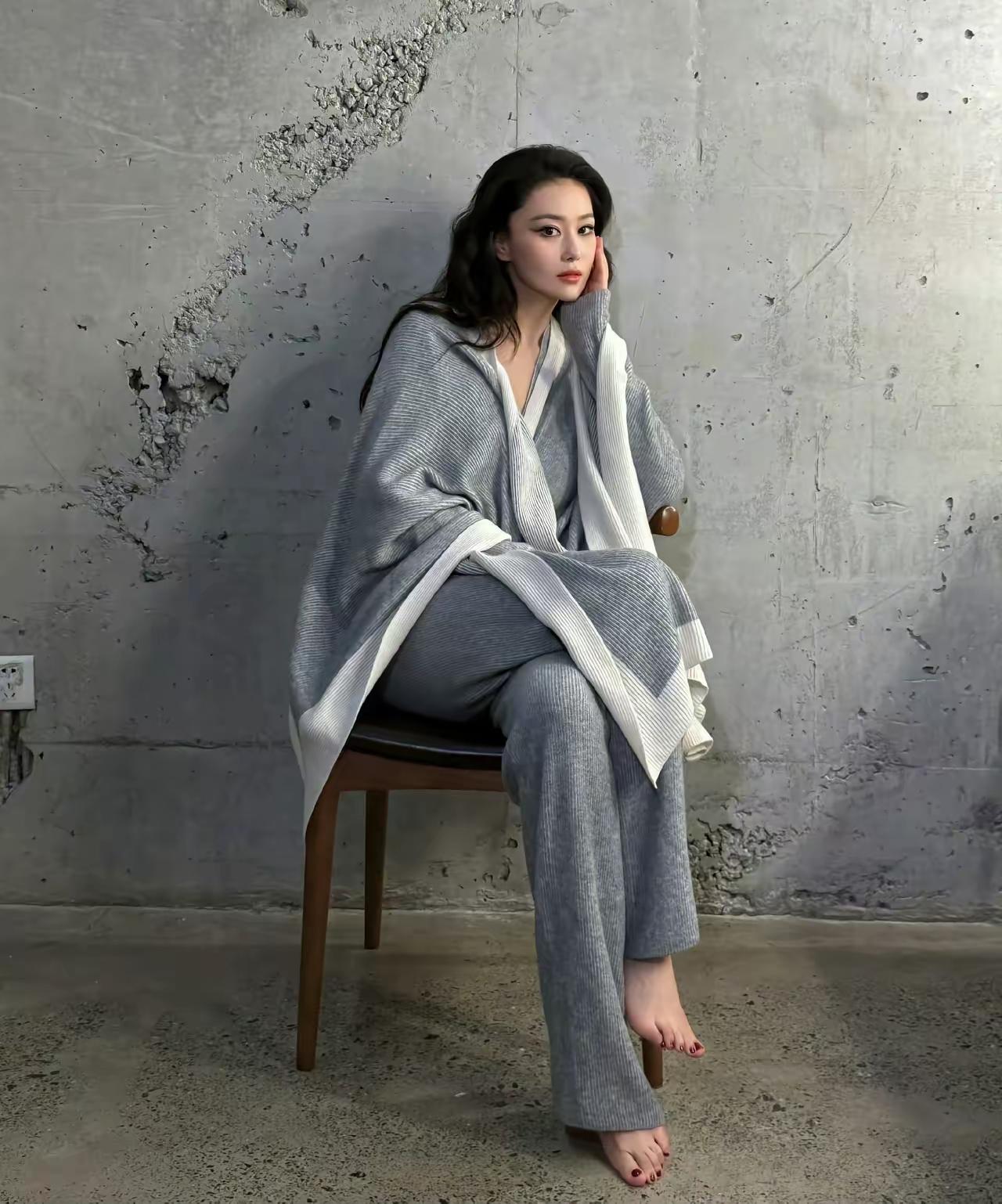 张馨予，170cm，100斤。还是很有气质的……