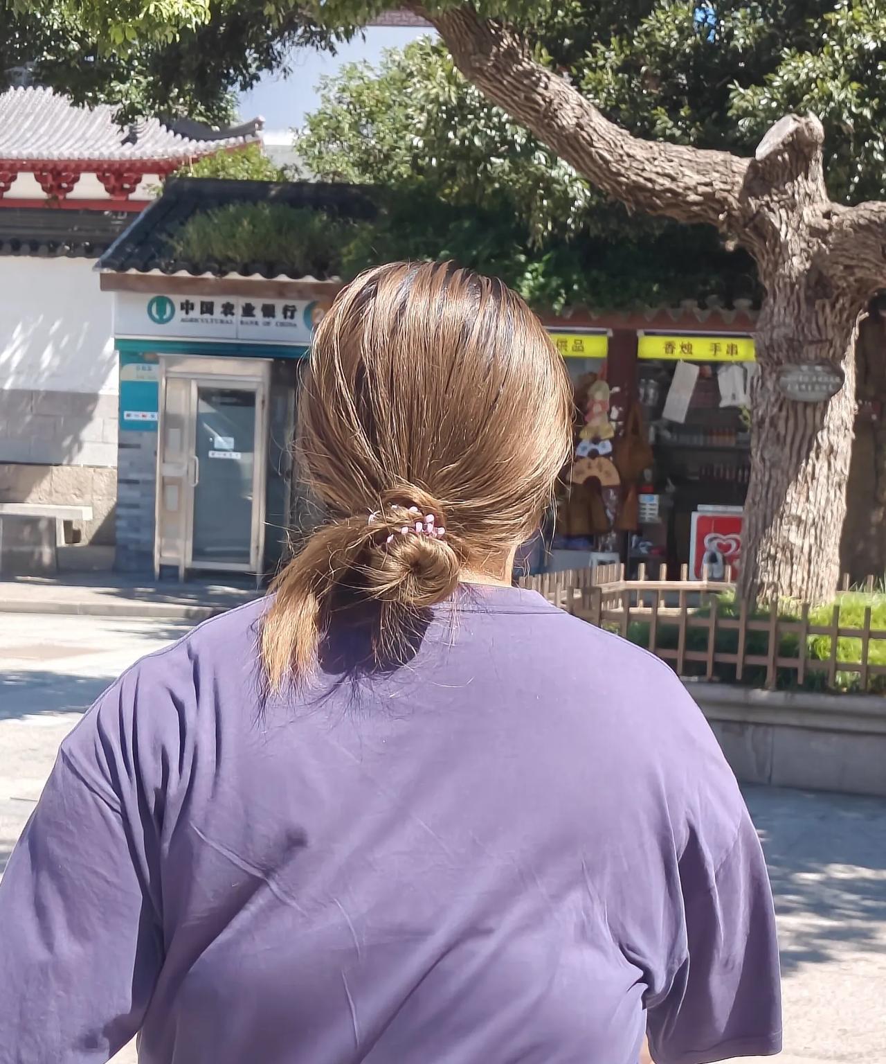 曝光普陀山中巴车站插队者今天上午，普陀山码头到各个景点的车站都人山人海，加上艳
