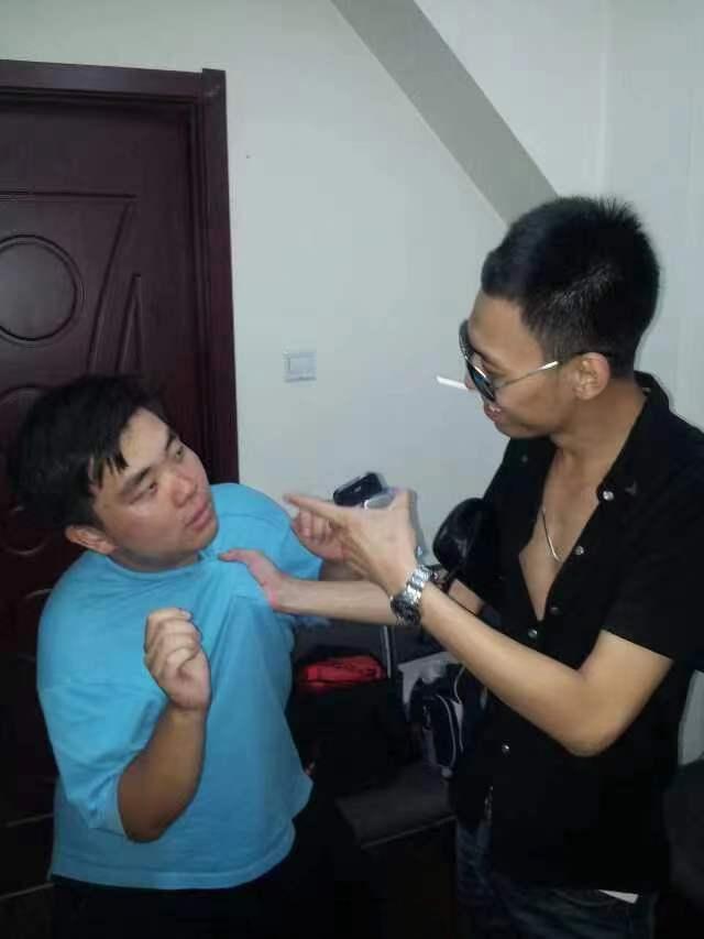 凌晨！德云社相声演员靳鹤岚发文，祝福他的好朋友朱鹤松生日快乐。靳鹤岚说道：生日快