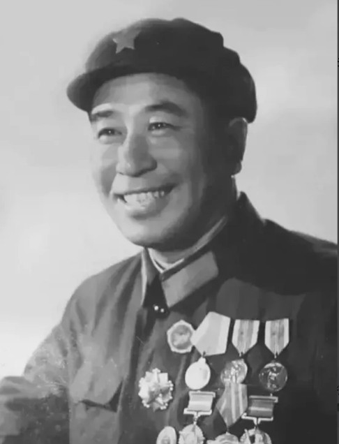 1951年，7名志愿军被包围，情急之下，一个19岁的司号员吹响冲锋号，谁知，正在