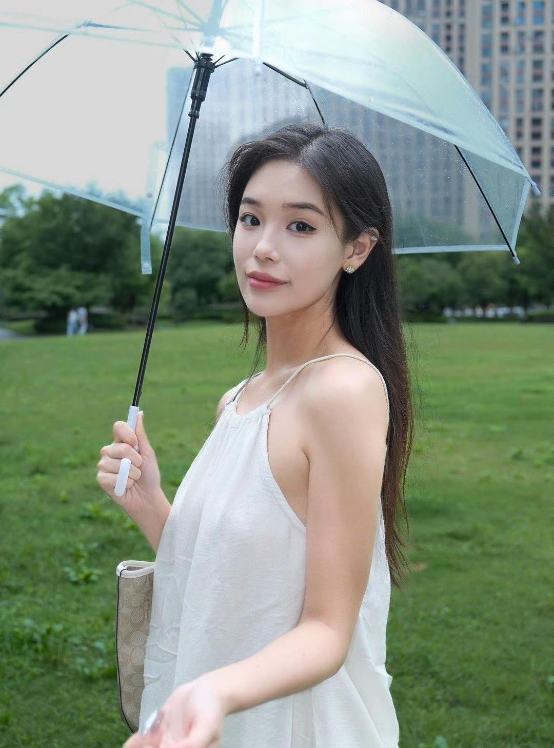 雨中漫步，清新自然，伞下少女，悠然自得。