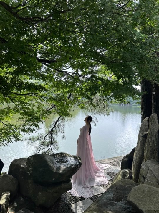 娱乐蒋勤勤粉色纱裙蒋勤勤好像画中人蒋勤勤粉色纱裙，好美哦​​​
