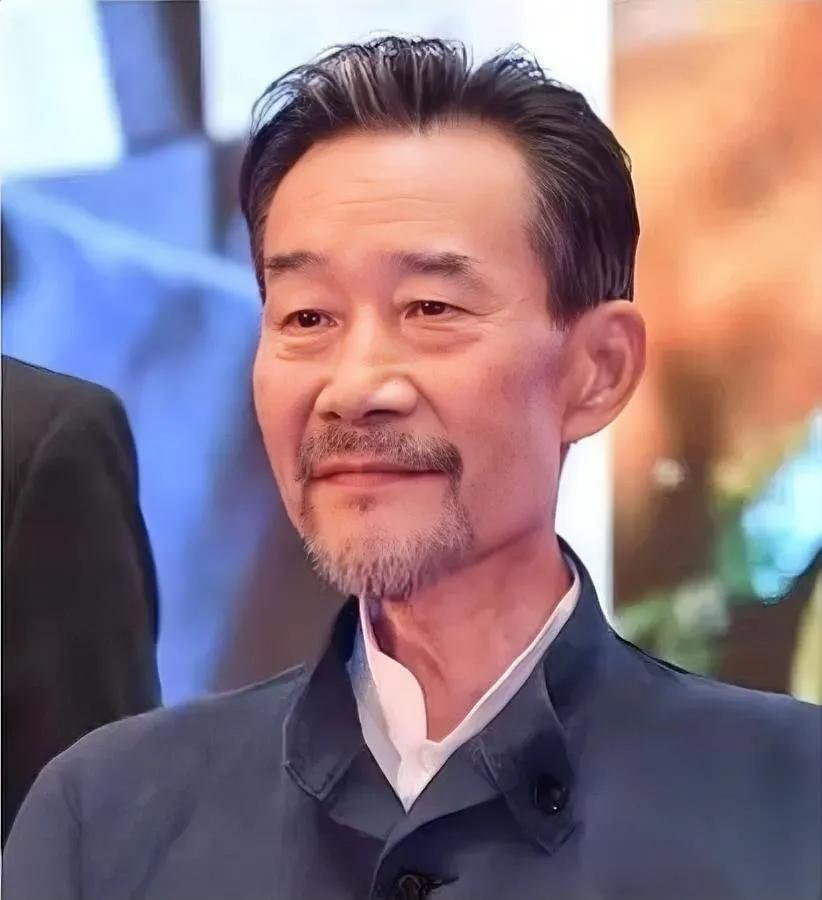 李雪健太让人心疼了你知道他现在靠什么拍戏吗？72岁的他已经双耳彻底失