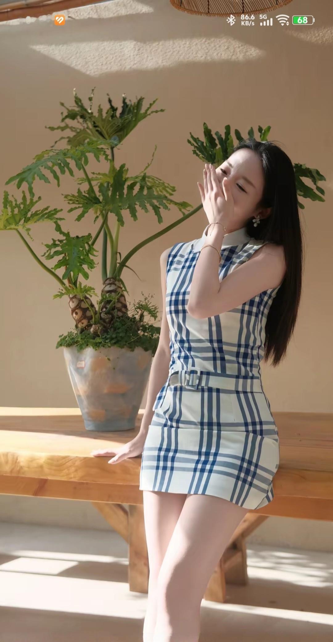 阳光下的蓝白格子裙，清新自然，少女心满满！🌞👗💕