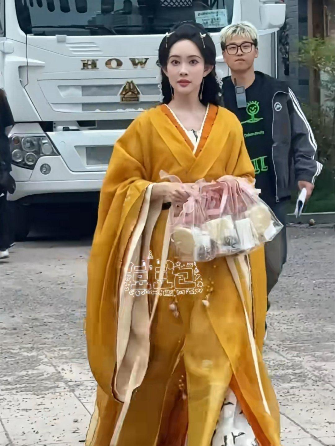 孟子义百花杀剧组路透孟子义:不白来，都不白来嗷！！孟姐送粉丝礼物还送签名……下次