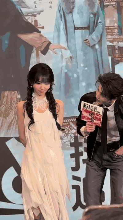 田曦薇甜得好自然好灵动，反观张凌赫，全程像营业假笑男孩，表情都快焊在脸上了，对比