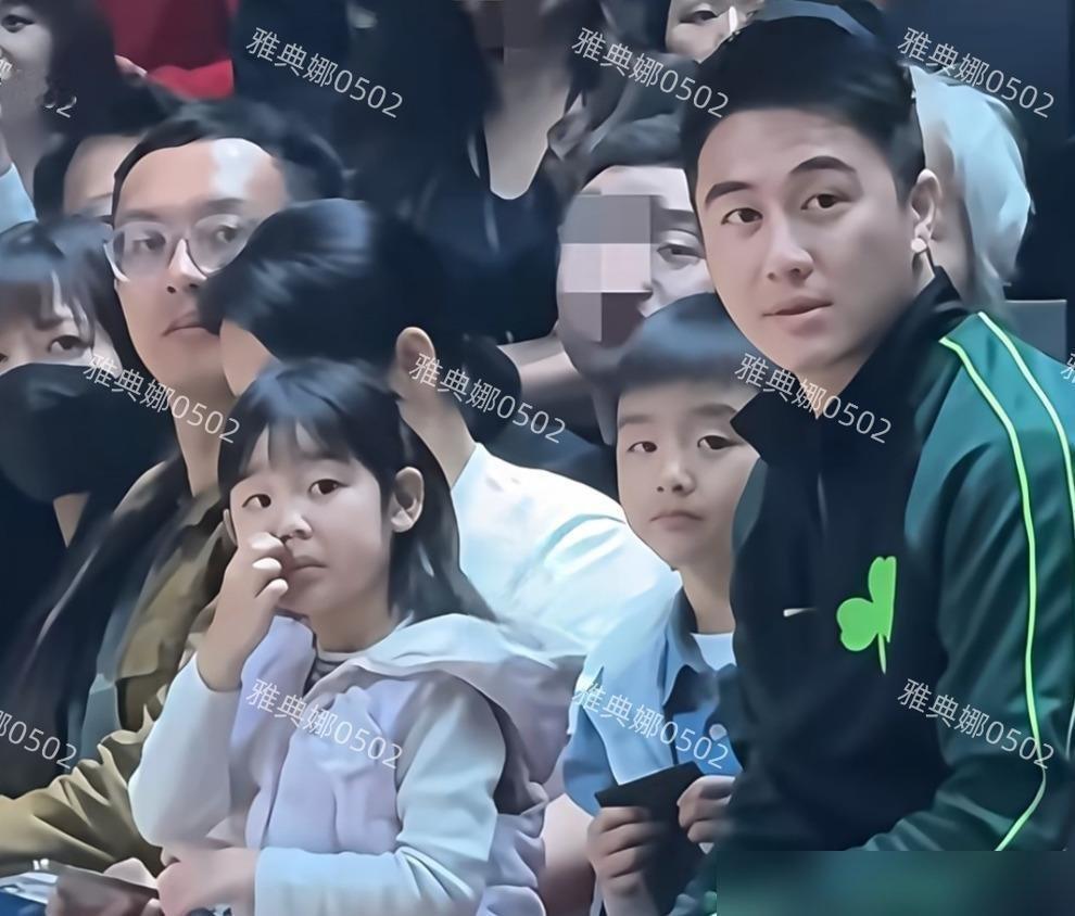 赌王长孙那张脸一露，全网都在盯颧骨，像绝了奚梦瑶没动脸之前的样子。婚礼办了，答谢宴也办了，梁安琪22