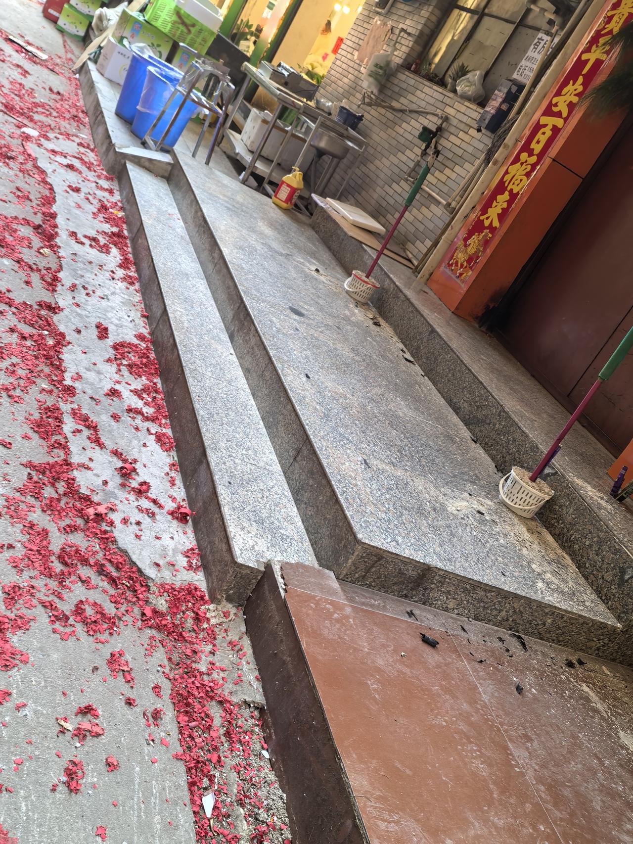 有昆明的当地的知道这个过年大门口这个松树技摆放一根挂着，一根插着是有什么区别！