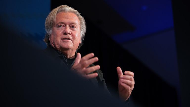 美国总统特朗普的前顾问、播客主持人史蒂夫·班农表示,需要“三国解决方案”来结束加