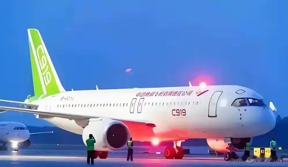 当C919在中东一飞冲天时，再过10年，估计航空公司都是C919了。波音空客