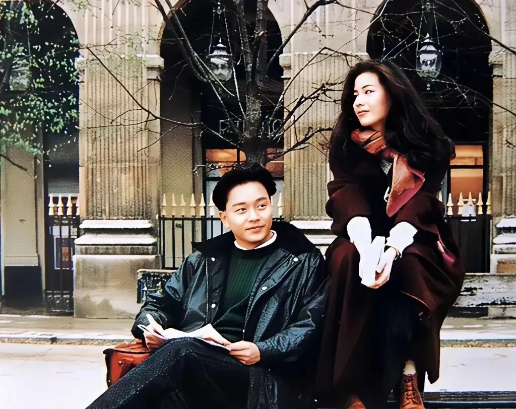 这张照片看着非常温馨，这是1989年张国荣和钟楚红，在巴黎拍摄《纵横四海》时留下