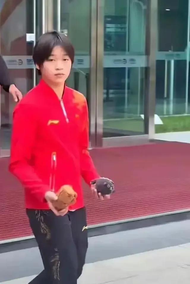 全红婵妈妈的一番话，无意间撕开了现实人情的一面。她坦言女儿的成就靠自身努力和大众