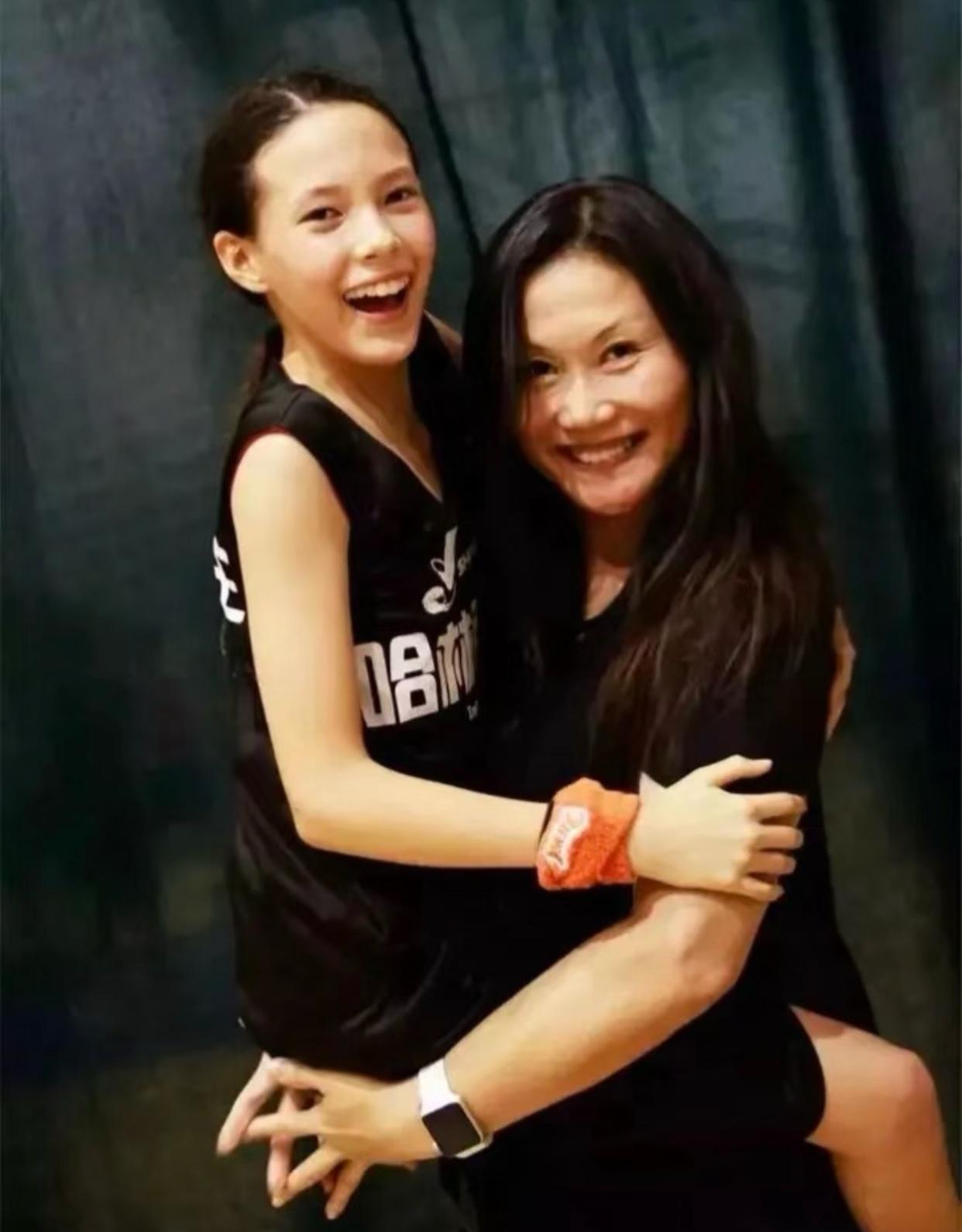 这是真真实实的托举了，妈妈是六边型战士，也难怪女儿能成长为举世瞩目的冠军。