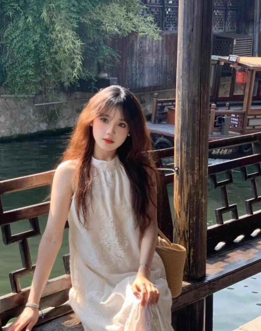 人们热衷拍照打卡，本质不只是记录风景，更是在定格当下的心情与状态。镜头对准