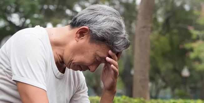 “空手套白狼？”5月19日，男子欠了300万巨债，突发心梗去世，债主多次找男子儿