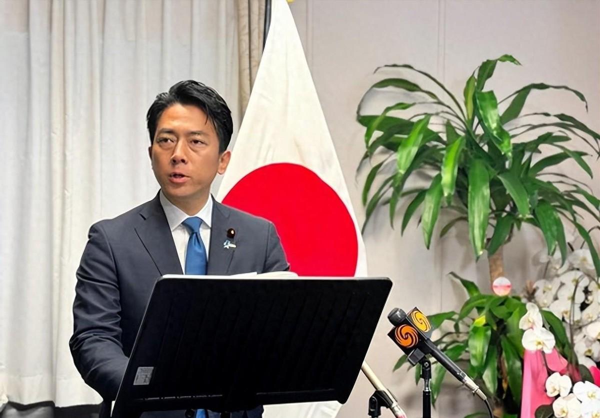 谁能想到，一场按部就班的政党大会，竟因为一名穿着军装的现役人员登台献唱，硬生生扯