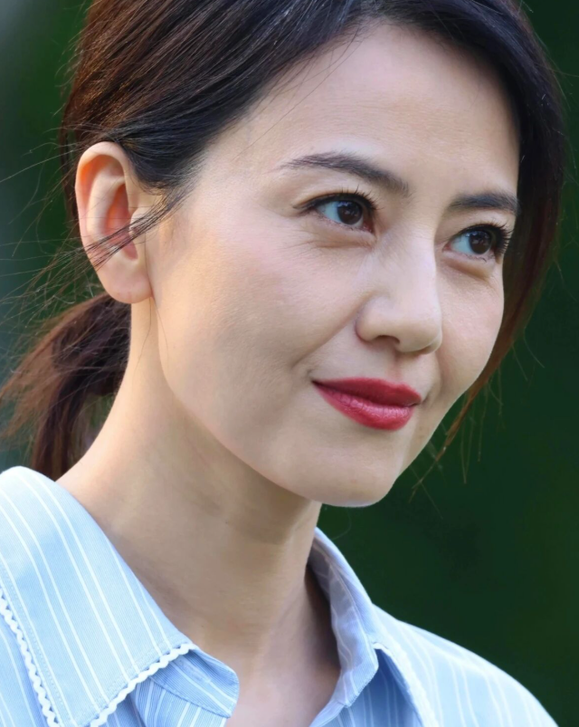 放大看令人咋舌没填充不染发连皱纹都真实好神奇，这眼神一看就看出來是高圆圆了！