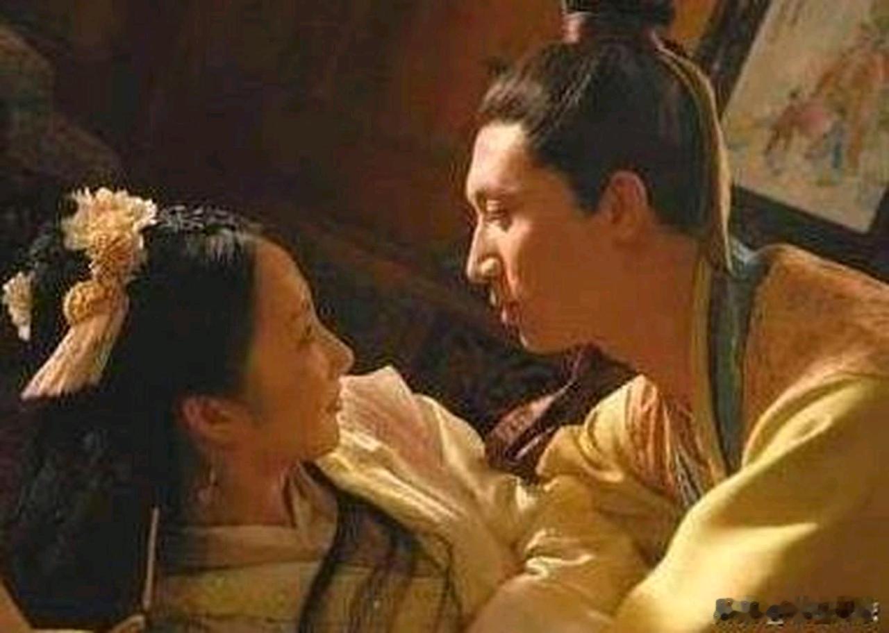 1665年的晚上，侍女阿露和年仅12岁的康熙同床共枕。当时，12岁的康熙因为