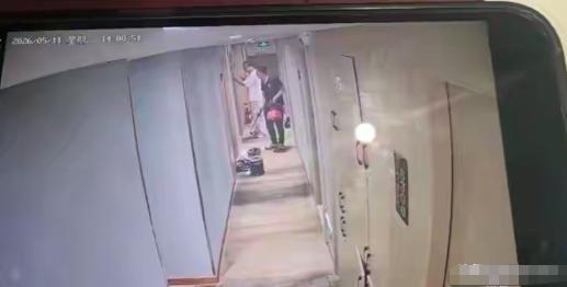 湖北武汉，一名二十多岁女子入住酒店期间，洗浴后尚未穿戴衣物时，房门被消杀工作人员
