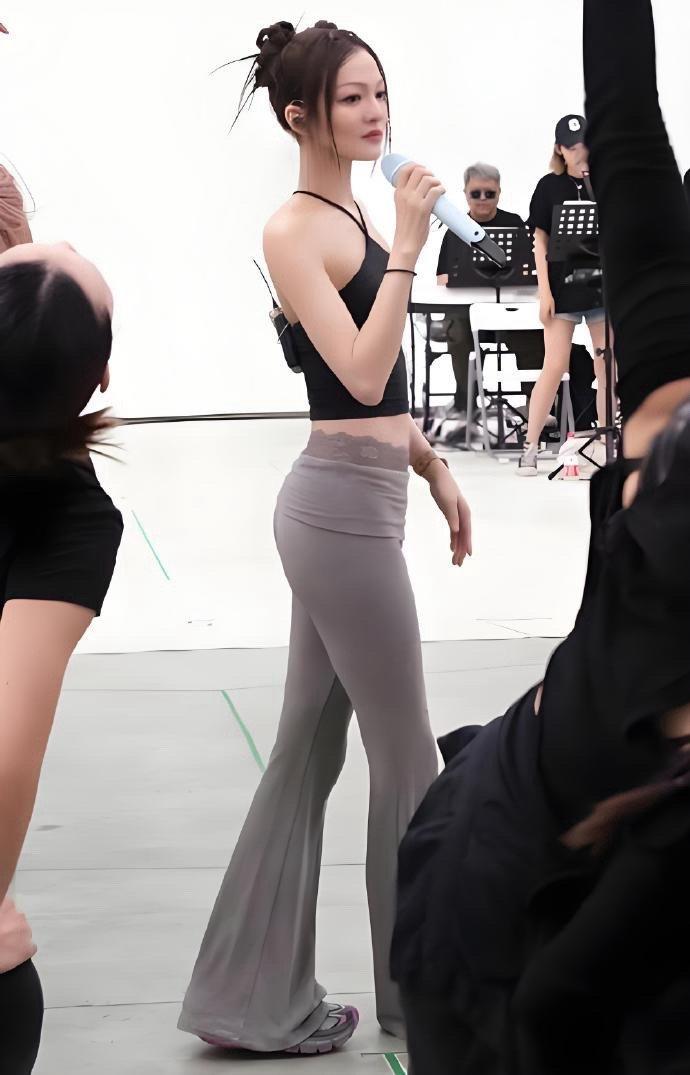 张韶涵犹如天降精灵，纤腰不盈一握，双腿纤细修长。肌肤胜雪，眼眸如星，一举一动皆