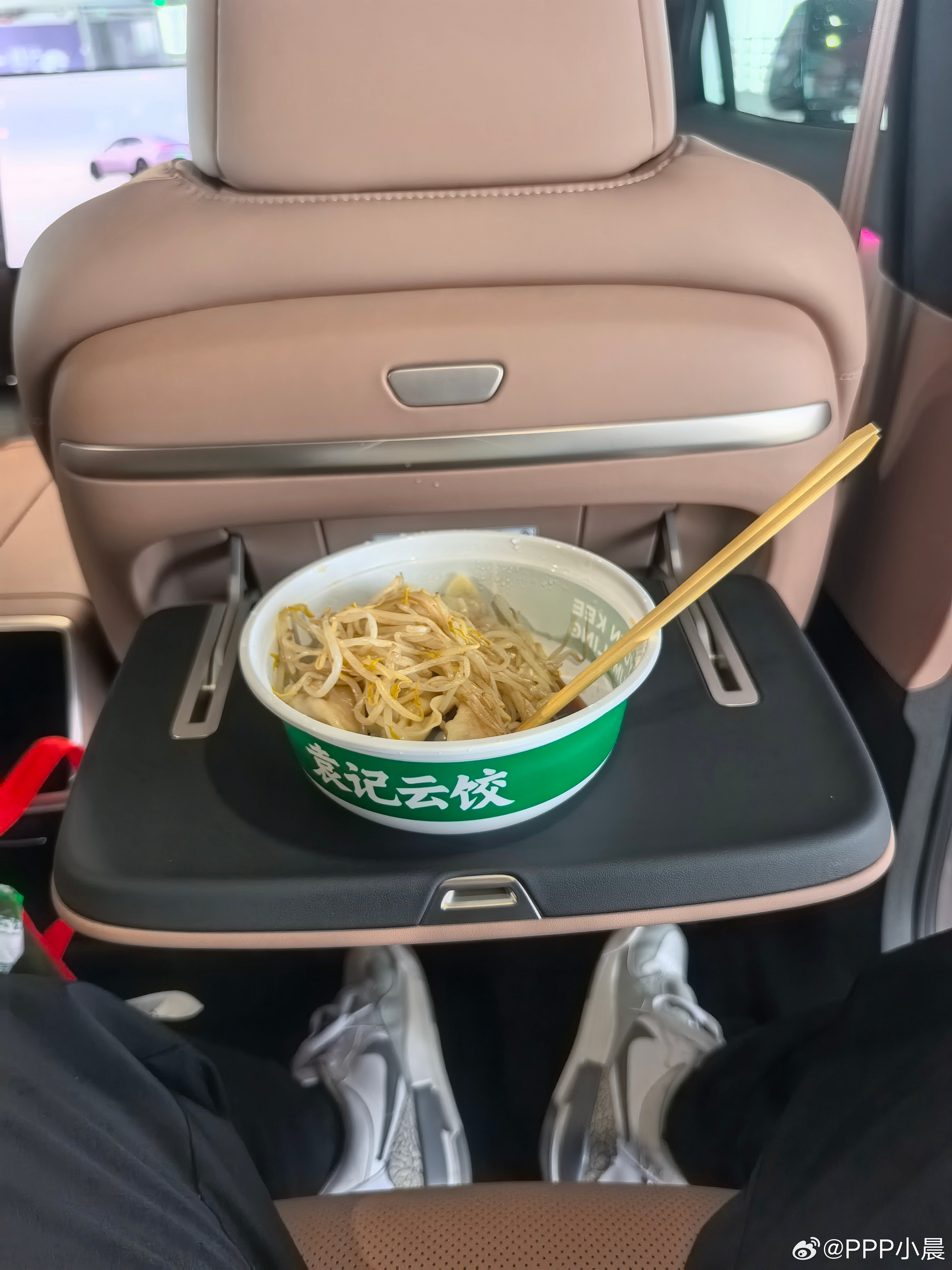 小桌板这玩意，一用到它，就会觉得真好​​​