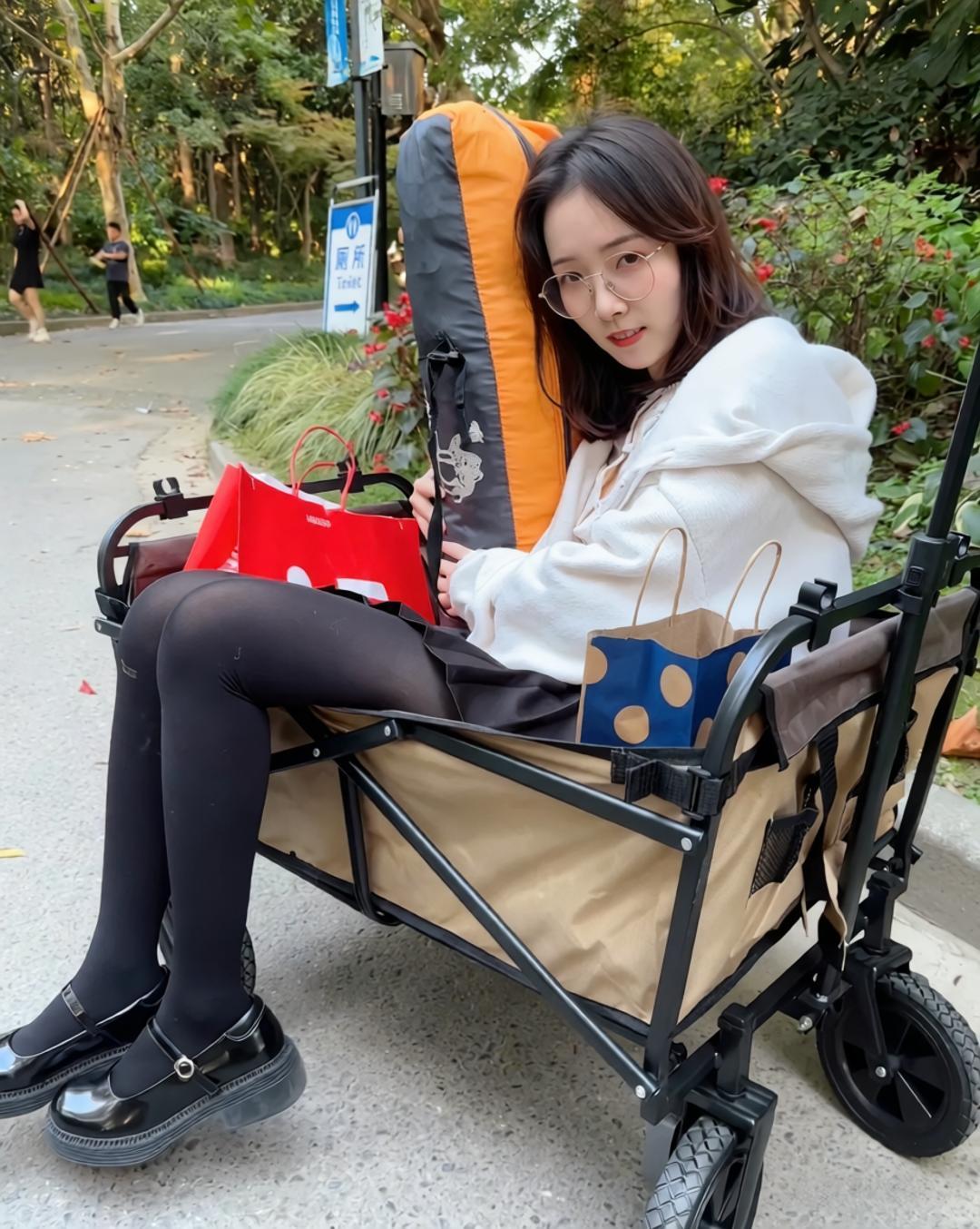 这小车还能装下我闺蜜真厉害