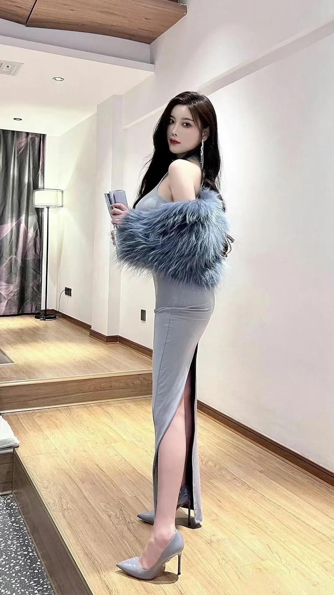 优雅与时尚并存！杨晨晨灰裙搭配毛绒外套魅力无限