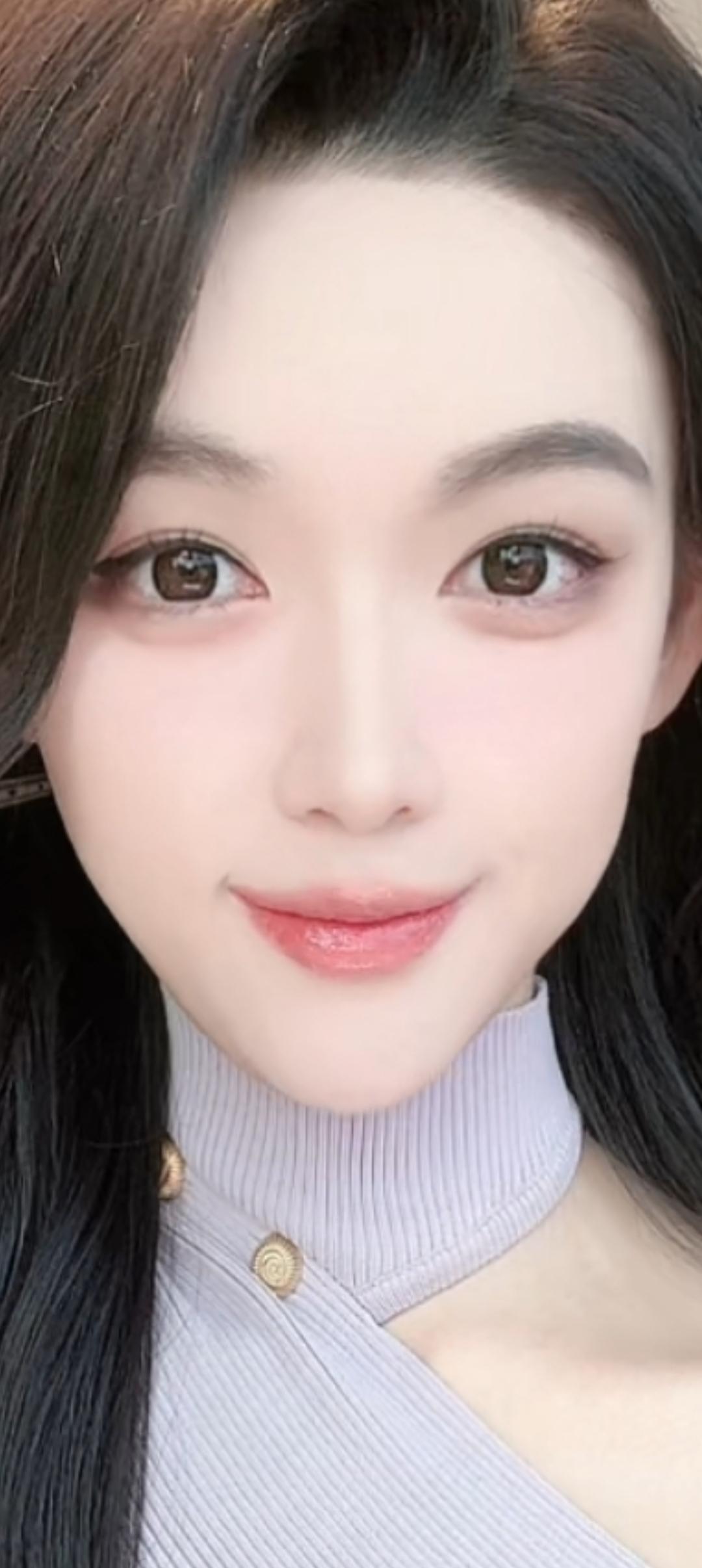 这位美女笑得真甜！