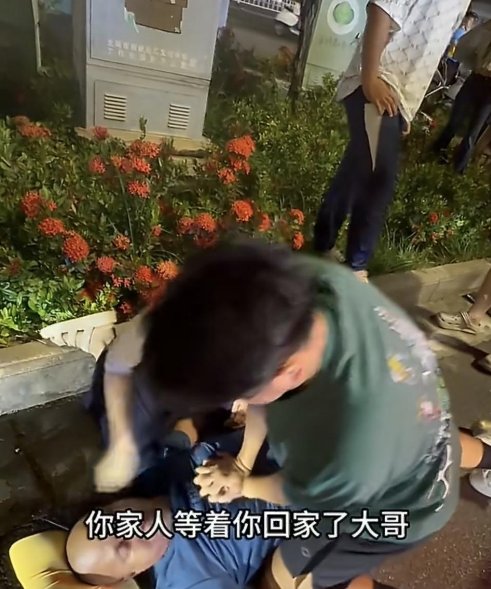 泪目了！6月11日，广西北海，一名男子带着儿子去打球的路上，发现一辆网约车没熄火