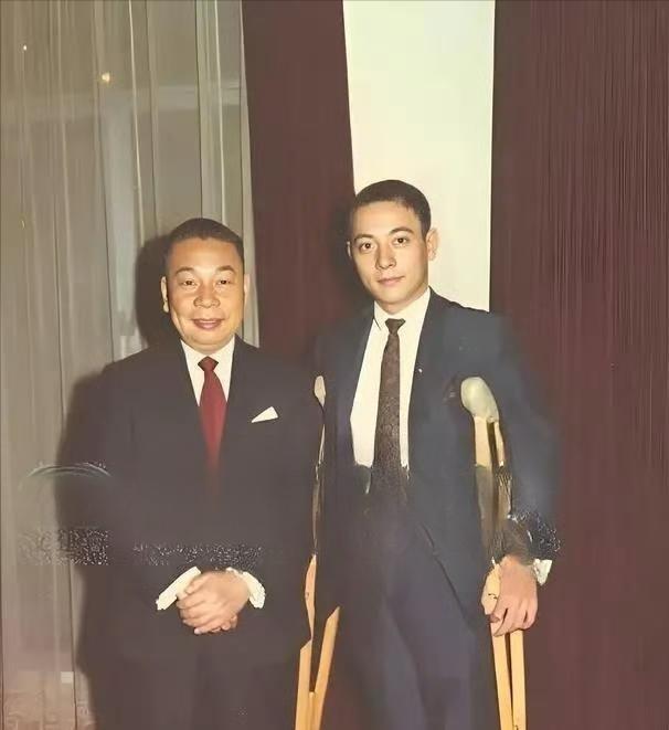 1970年，蒋经国和拄拐的长子蒋孝文的合影，蒋孝文拄拐不是因为他受伤，而是他的身