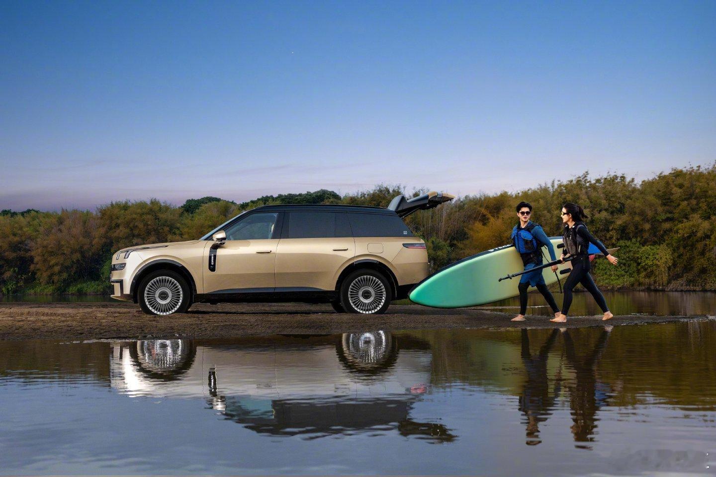 领克900为什么要做这么大的五座我其实挺烦那种“大五座”只是把后排加长一点就敢叫