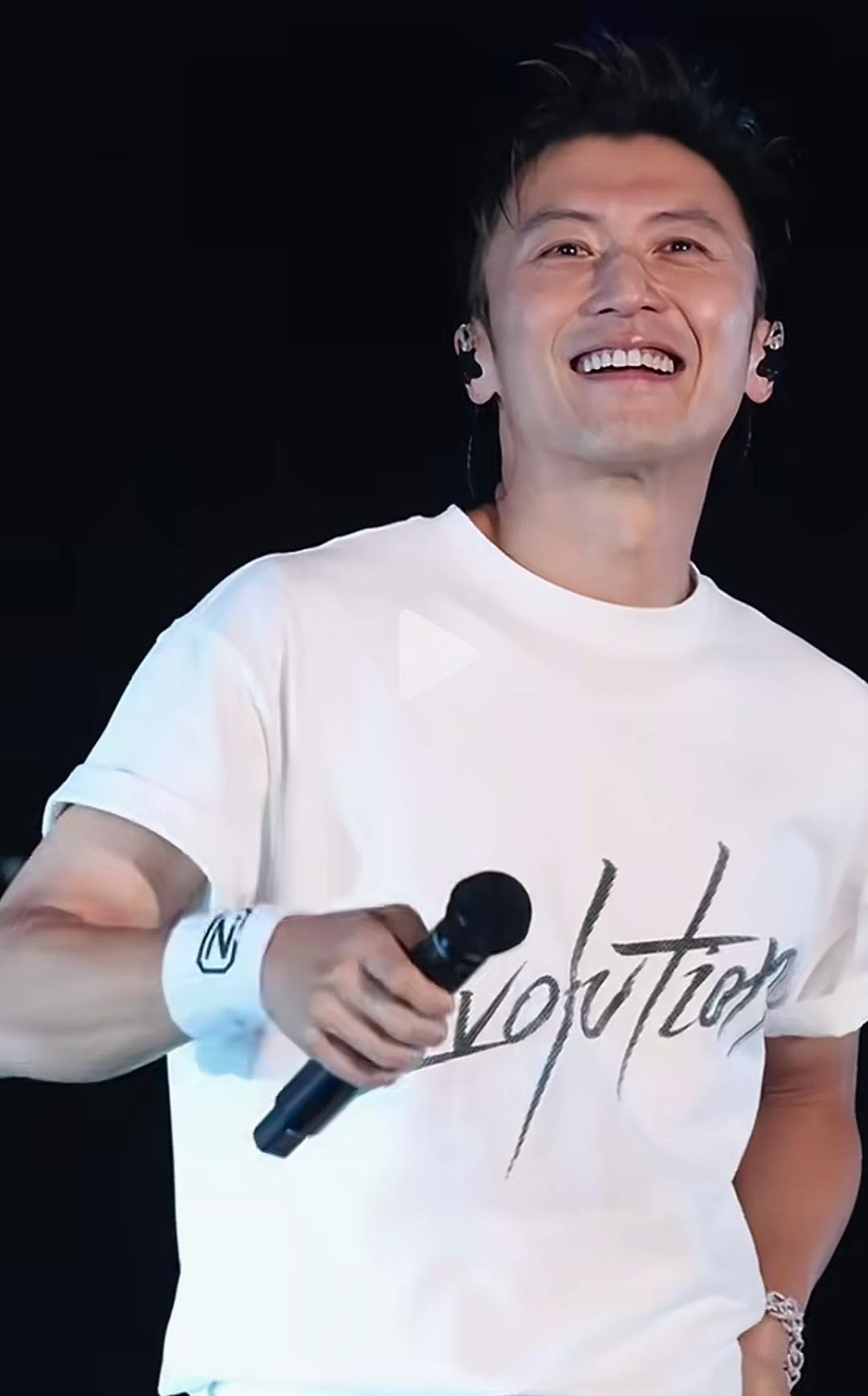 有一个问题一直想不明白：歌星是不是没钱了，就出来开演唱会赚钱？2025年4月