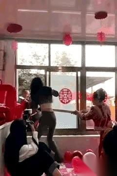 那哥们儿从窗户翻进来的时候，我真觉得，这婚不结也罢。一身笔挺的西装，头发肯定也