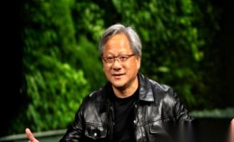 2025年，英伟达的仓库里，码放着4万到8万颗崭新的H200芯片，黄仁勋就等着把