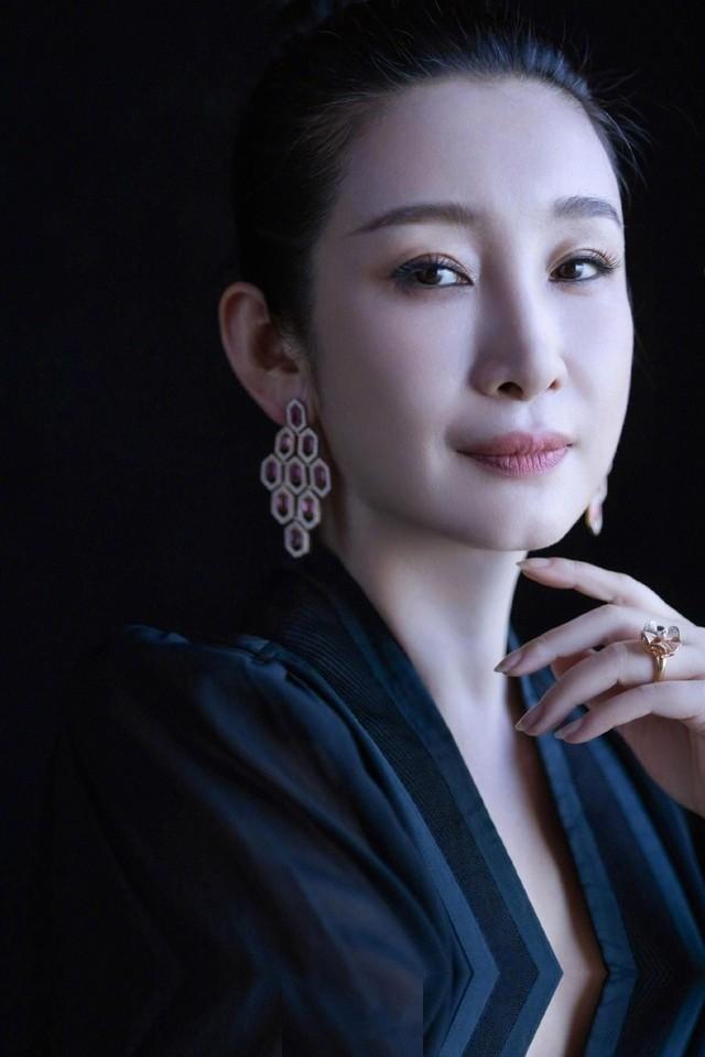 之前在采访时秦海璐说：“我们班，一下课，教学楼根底下，会坐一排男的，等着女生下课