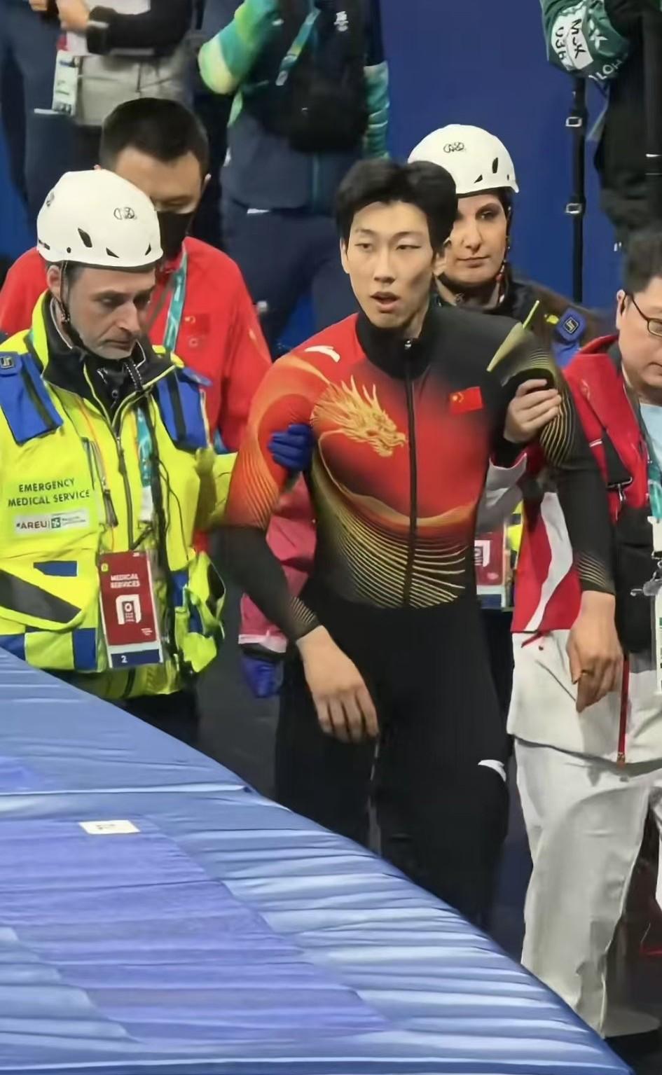 心疼孙龙，英国选手有脚冰鞋带倒了刘少昂，刘少昂摔倒时又划伤了孙龙的腿。这是9位