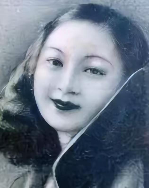 1952年，青岛汇泉体育场，一个风韵犹存的半百女人，被押上审判台，她就是号称当地