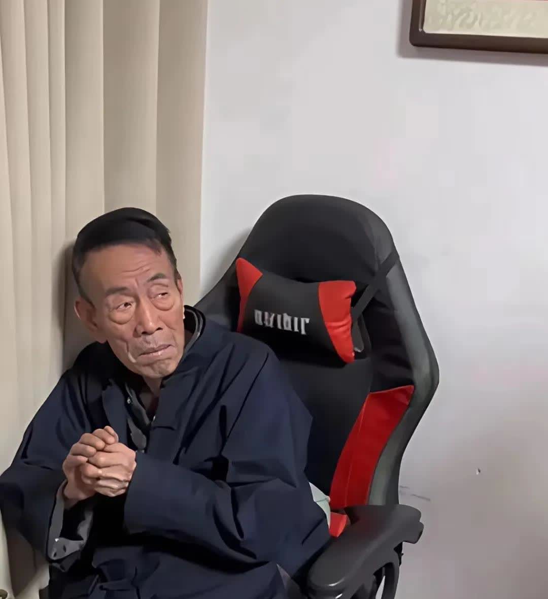 侯耀华称，我承认我那九十四岁的相声泰斗杨少华师叔，他师承郭荣启先生，这一点我必须