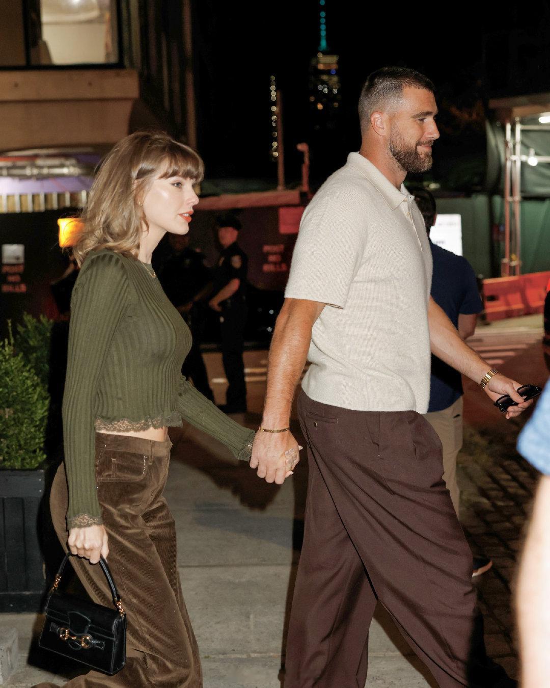 霉霉TaylorSwift10.9与TravisKelce在纽约外出共进晚餐，两人牵手离开TheJa