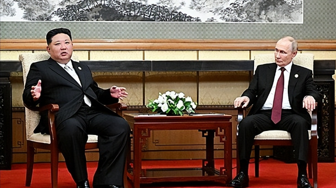普京金正恩密谋大动作！鲜血铸就的军事同盟震撼全球，东北亚格局即将巨变