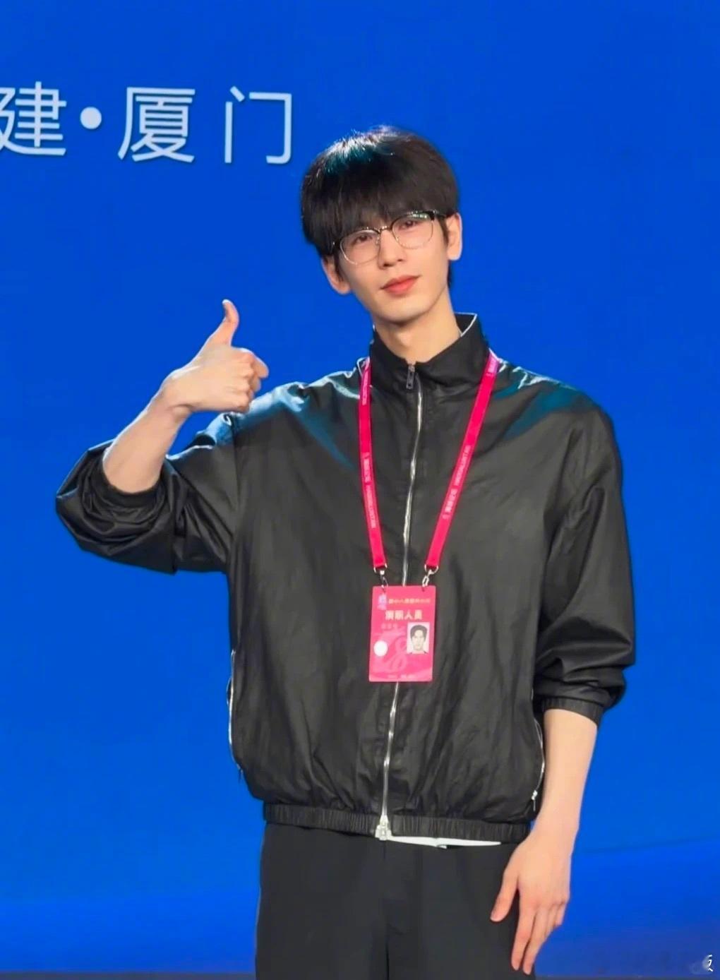 张凌赫活动证件上用的真名张凌赫活动证件上居然用的是真名“张家玮”，看着好亲切呀