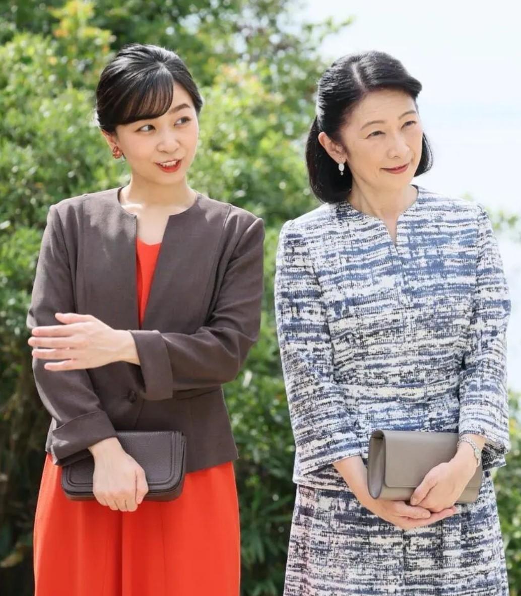 漂亮母女档！佳子公主好放得开昨日佳子公主和妈妈纪子妃抵达直岛参加濑户内国际艺术