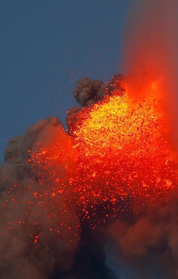 菲律宾火山喷发，中国评论区安静得出奇!马荣火山喷出的熔岩流出去了4公里