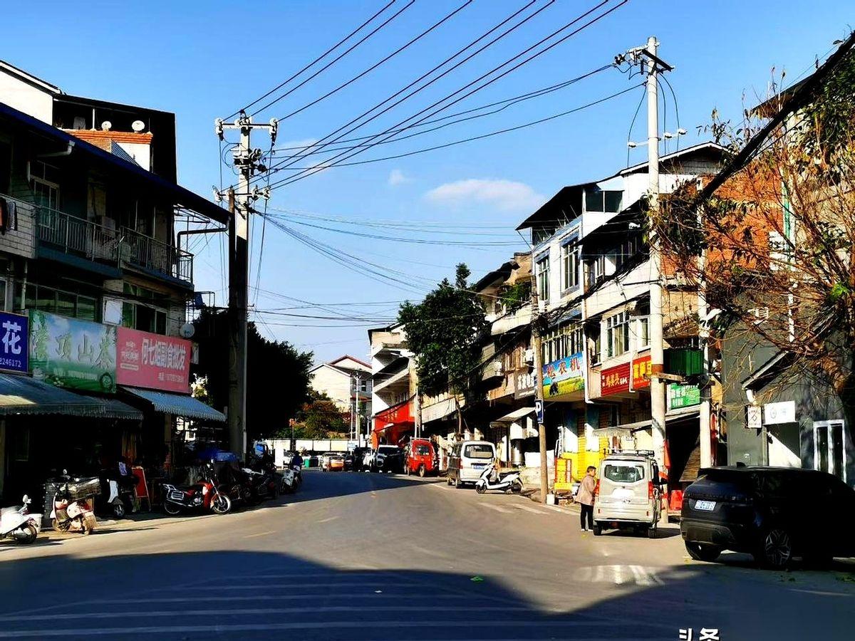 民国38年，它叫瓦市乡。过了才两年，哗啦一下，给拆成了四个乡。还没等老乡们搞