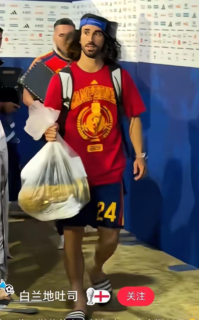 是不是太抠门了？颁奖结束连包装盒都不给世界冠军球队留！难道西班牙队员手里拎的是