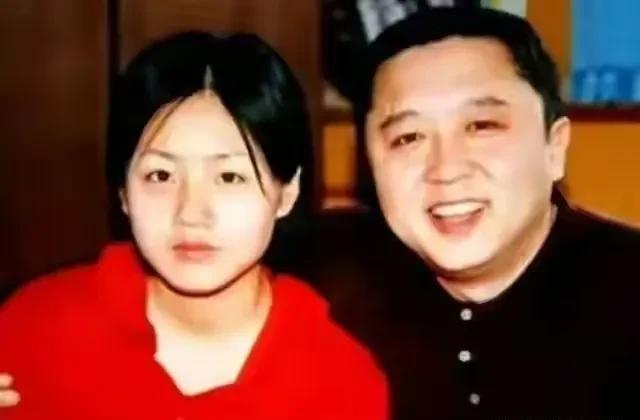 1998年，北京的胡同里，29岁的相声演员于谦爱上了19岁的高材生白慧明。一个工