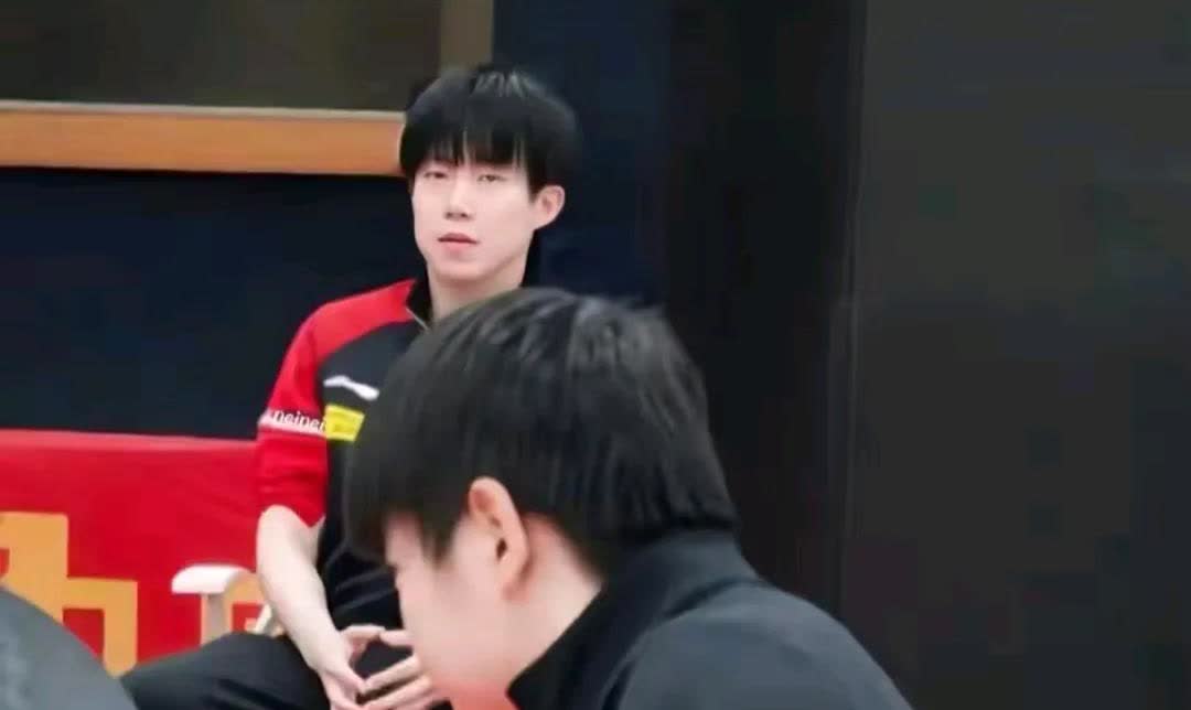 眼神和[比心]手势，头大的聪明又敏感，刚爆发唇语“被打”热搜阶段还是这么多的巧合