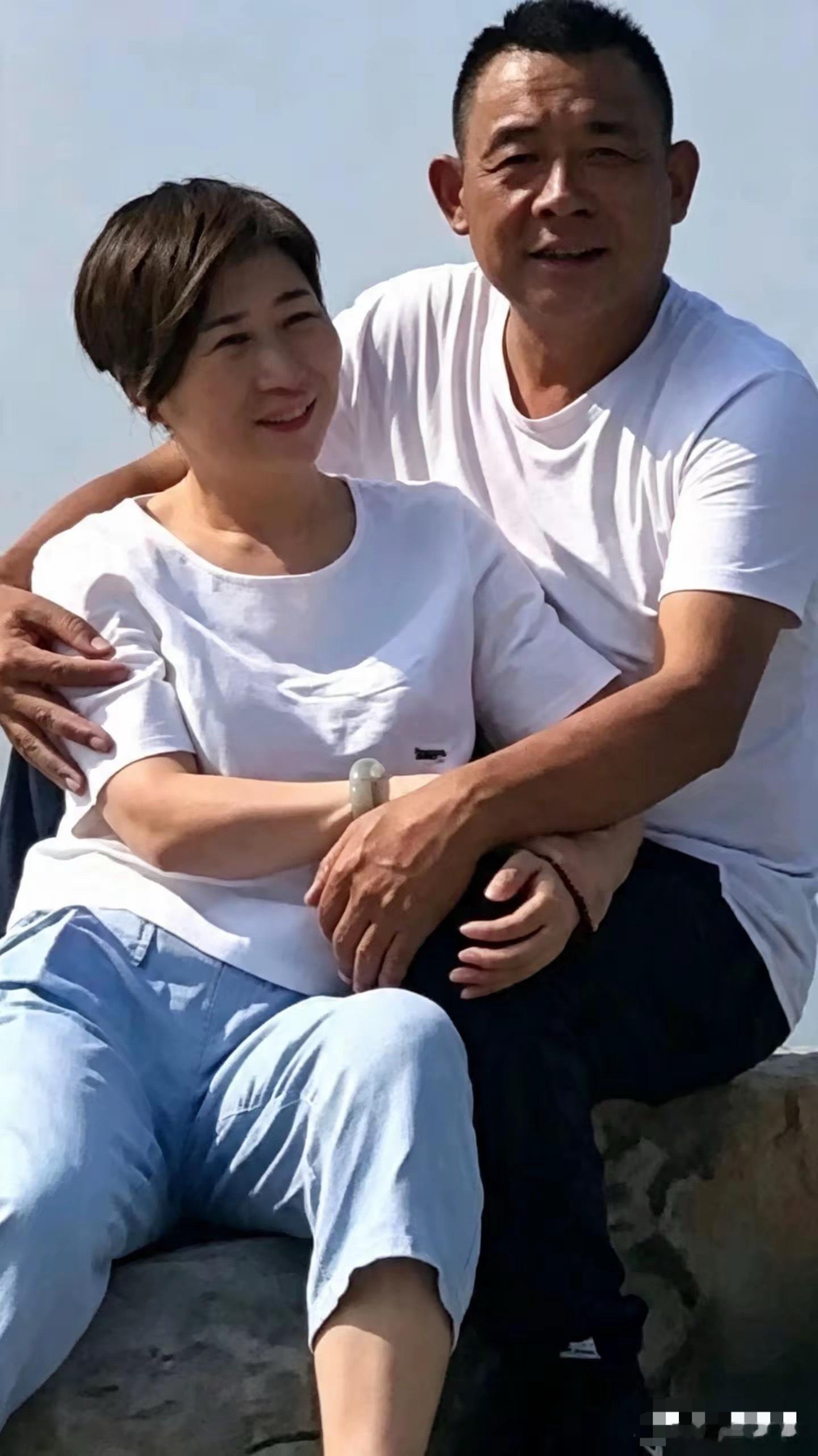 这是胖东来老板于东来，和妻子马丽。身上没有名贵衣服，也没有华丽排场，看着就是普通