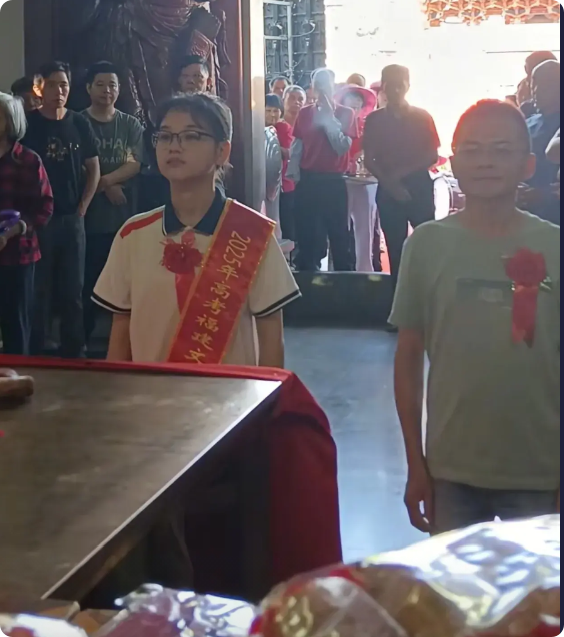 “瞬间明白了什么叫光宗耀祖！”福建安溪，一女孩高考考了692分，文科全省第二，被