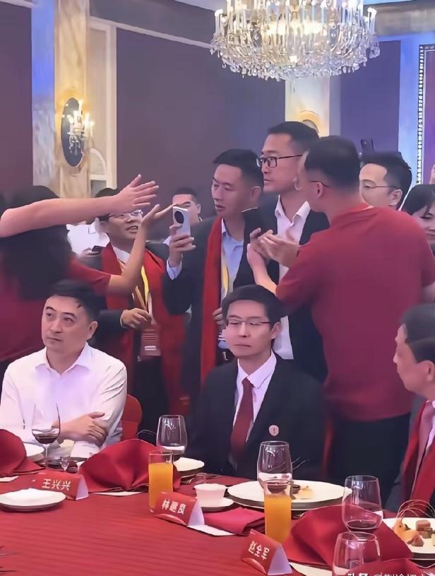 王兴兴为什么看着不开心呢？因为他也懵啊，连他自己都觉得太疯狂了，一年2.74